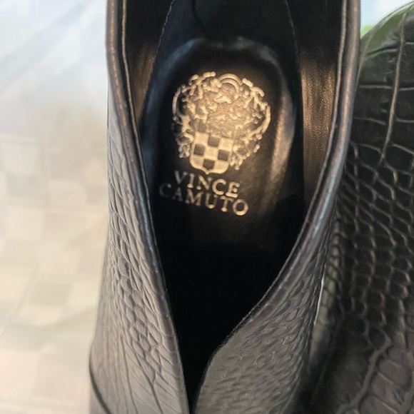 Vince Camuto Crock Embossed,Leather Ankle VFront boots,Zipper, 3.5”heels,Size 7M - Picture 5 of 17